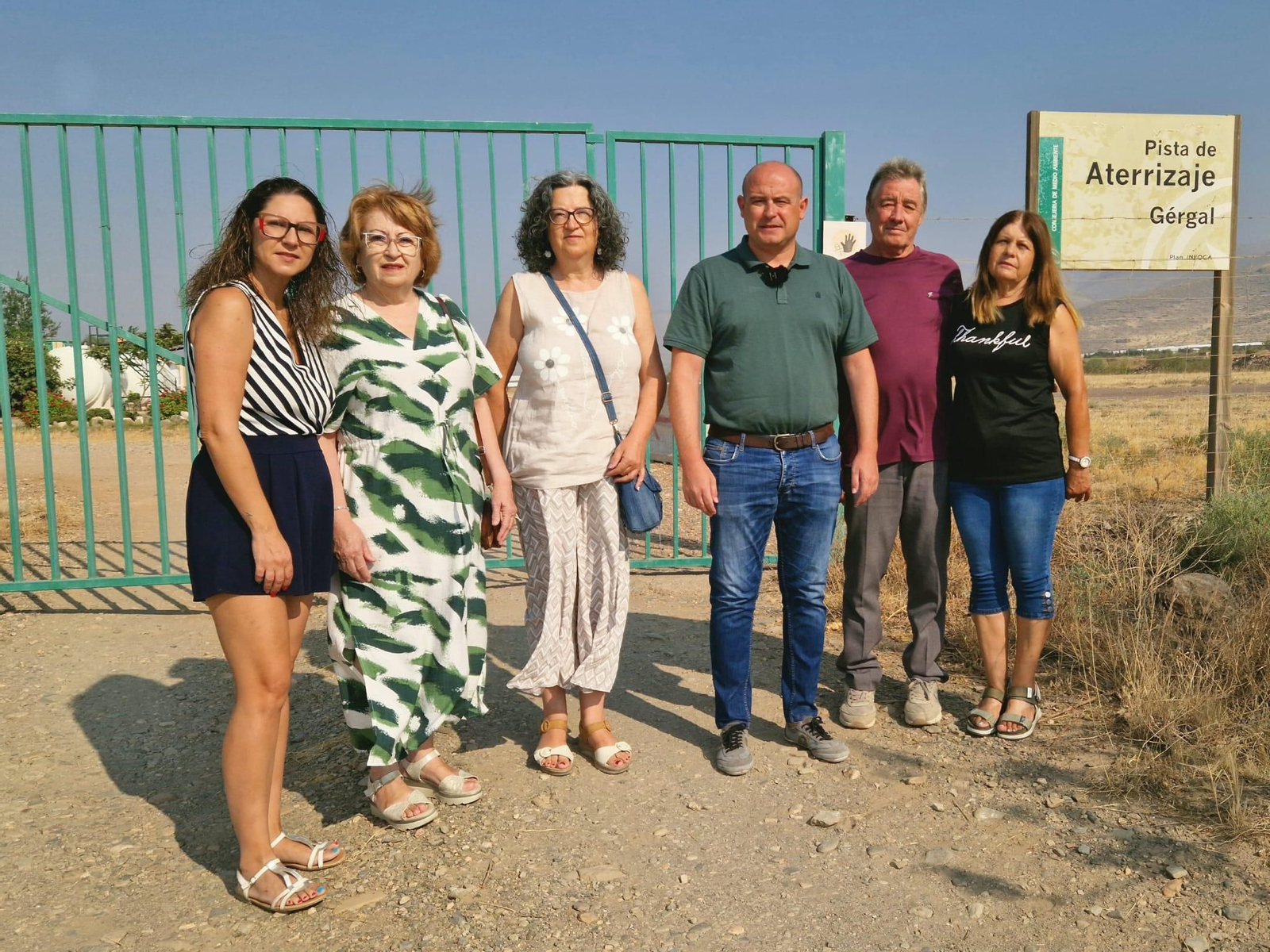 Cargos socialistas en la pista de aterrizaja de Gérgal, ahora en desuso.