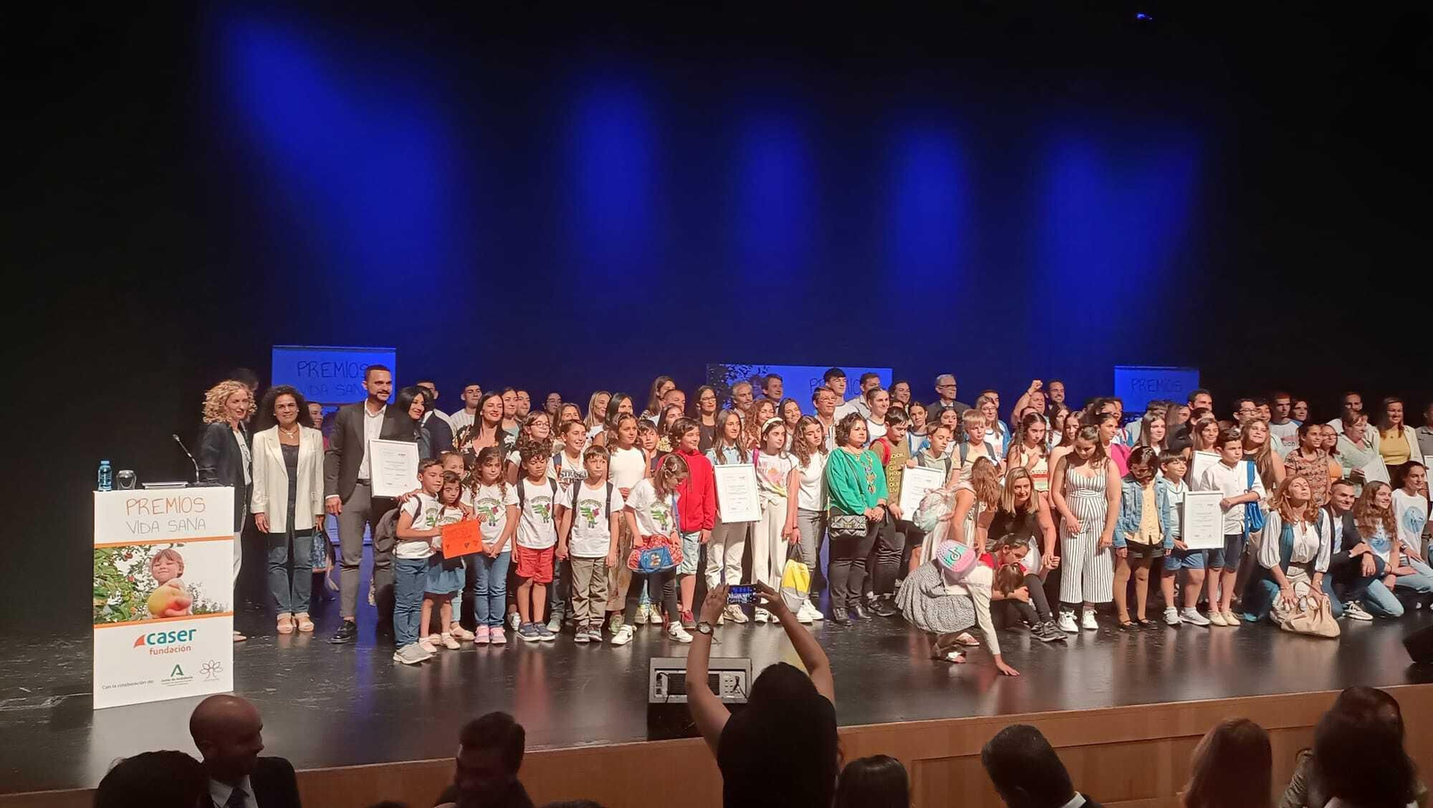 Representantes del C.E.E.E. Sordos de Jerez y del IES José María Morón y Barrientos; Juan Sitges, director de la Fundación Caser; autoridades y los ganadores del certamen durante la entrega de premios celebrada en el auditorio Edgar Neville de Málaga.