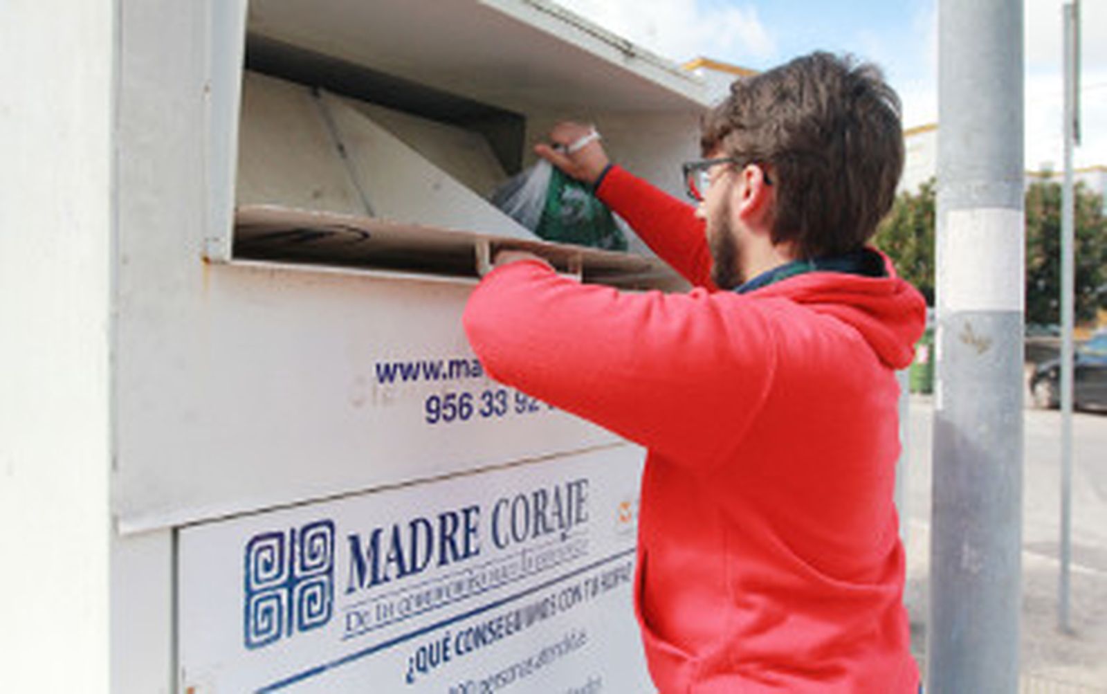Contenedores de ropa que sacan a niños de vertederos peruanos