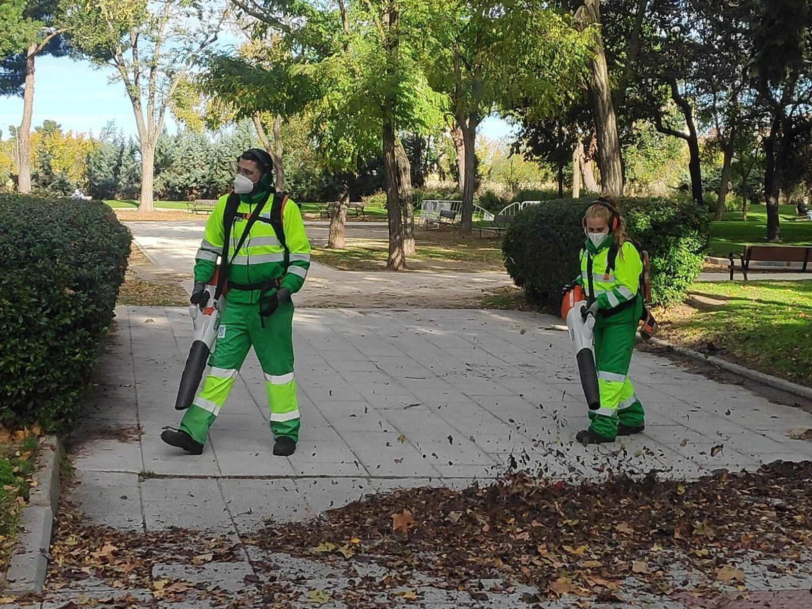 Dos empleados de mantenimiento urbano usando las sopladoras de hojas cuyo uso es peligroso, según alertan los especialistas médicos