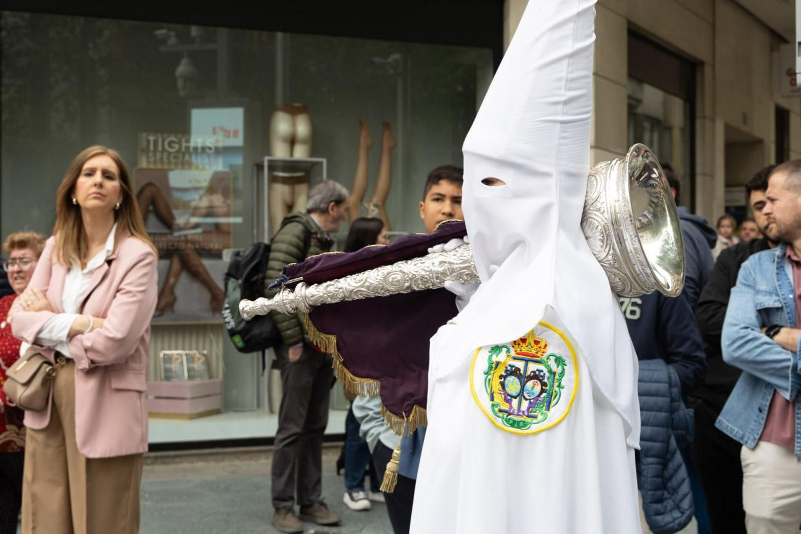 Los jiennenses se echan a la calle para presenciar la primera de las procesiones de la jornada: la Borriquilla (I)