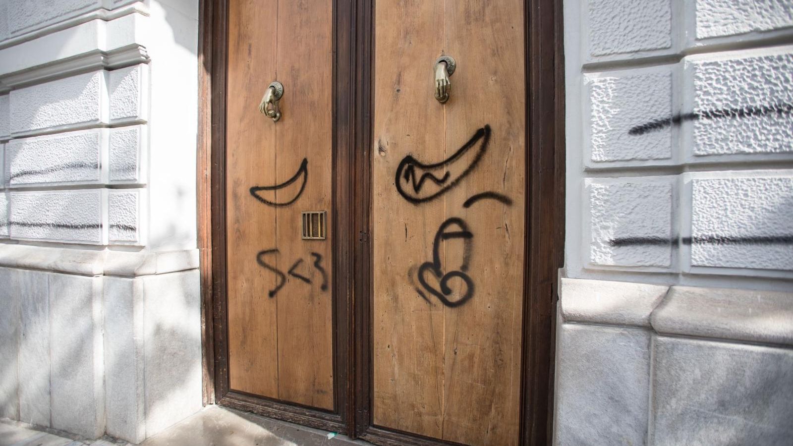 Pintada en la puerta consistorial.