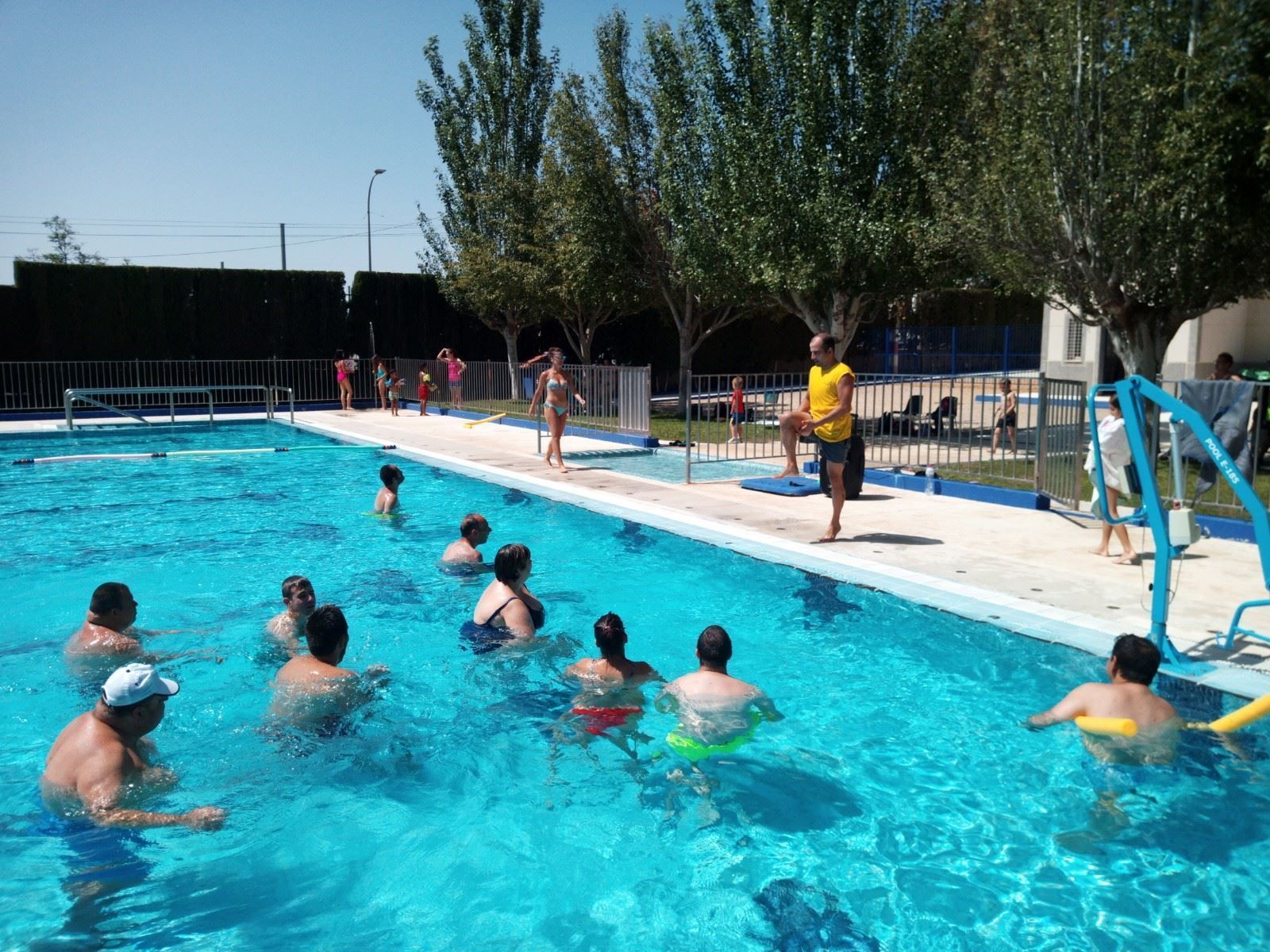 Los usuarios disfrutando de una sesión de piscina.