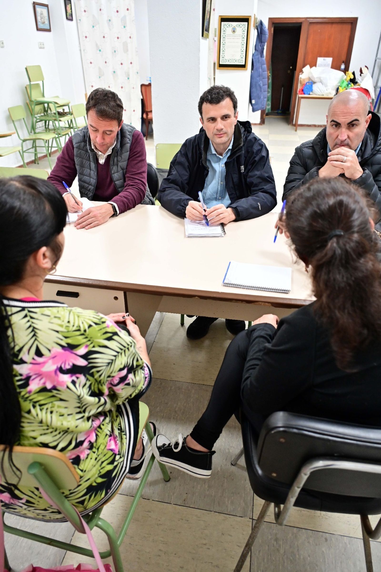 Bruno García se reúne con miembros de la Asociación Puerta Tierra.