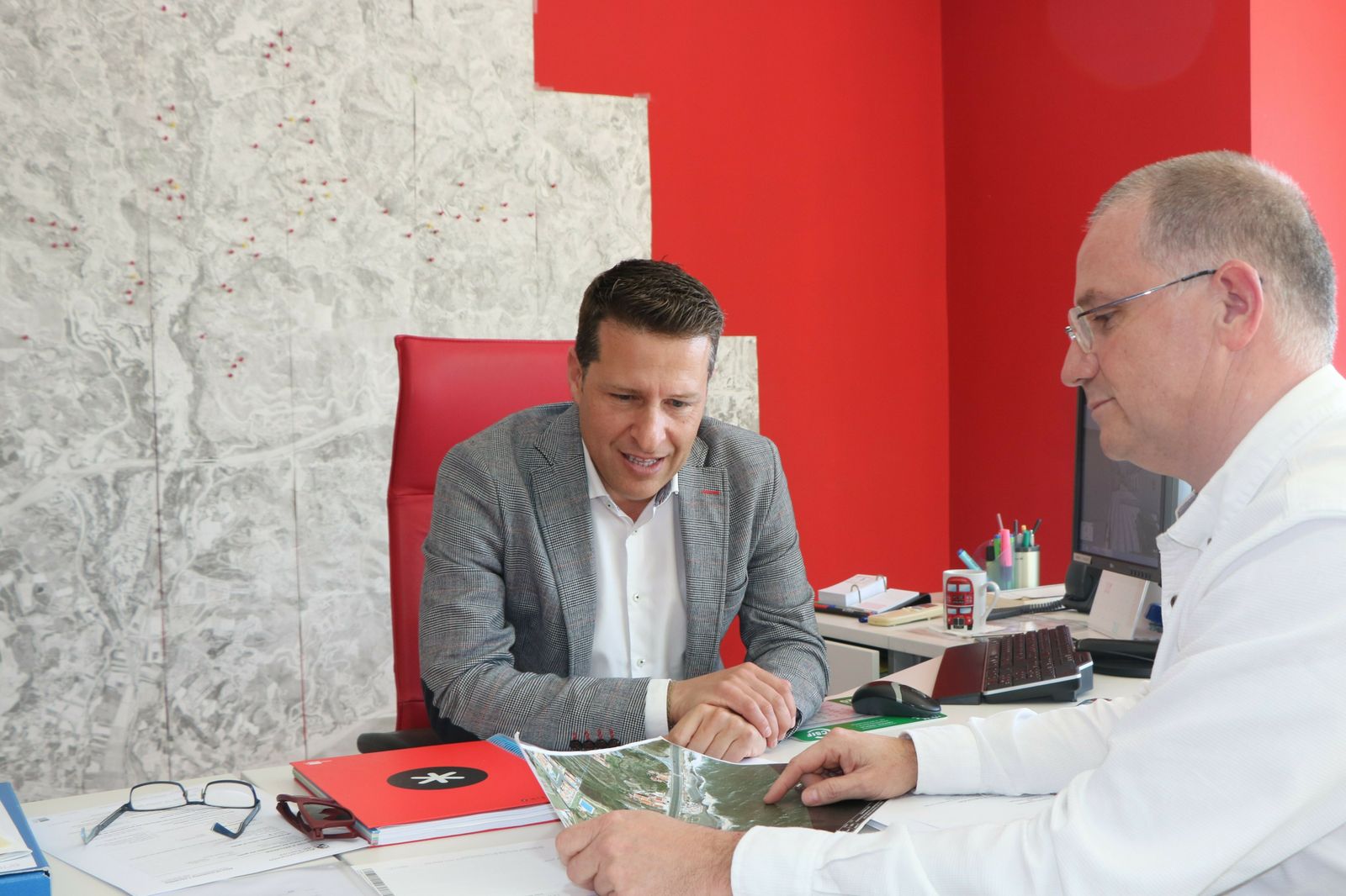 El alcalde de Torrox, Óscar Medina, y el concejal de Urbanismo, Juan Jesús Sánchez.