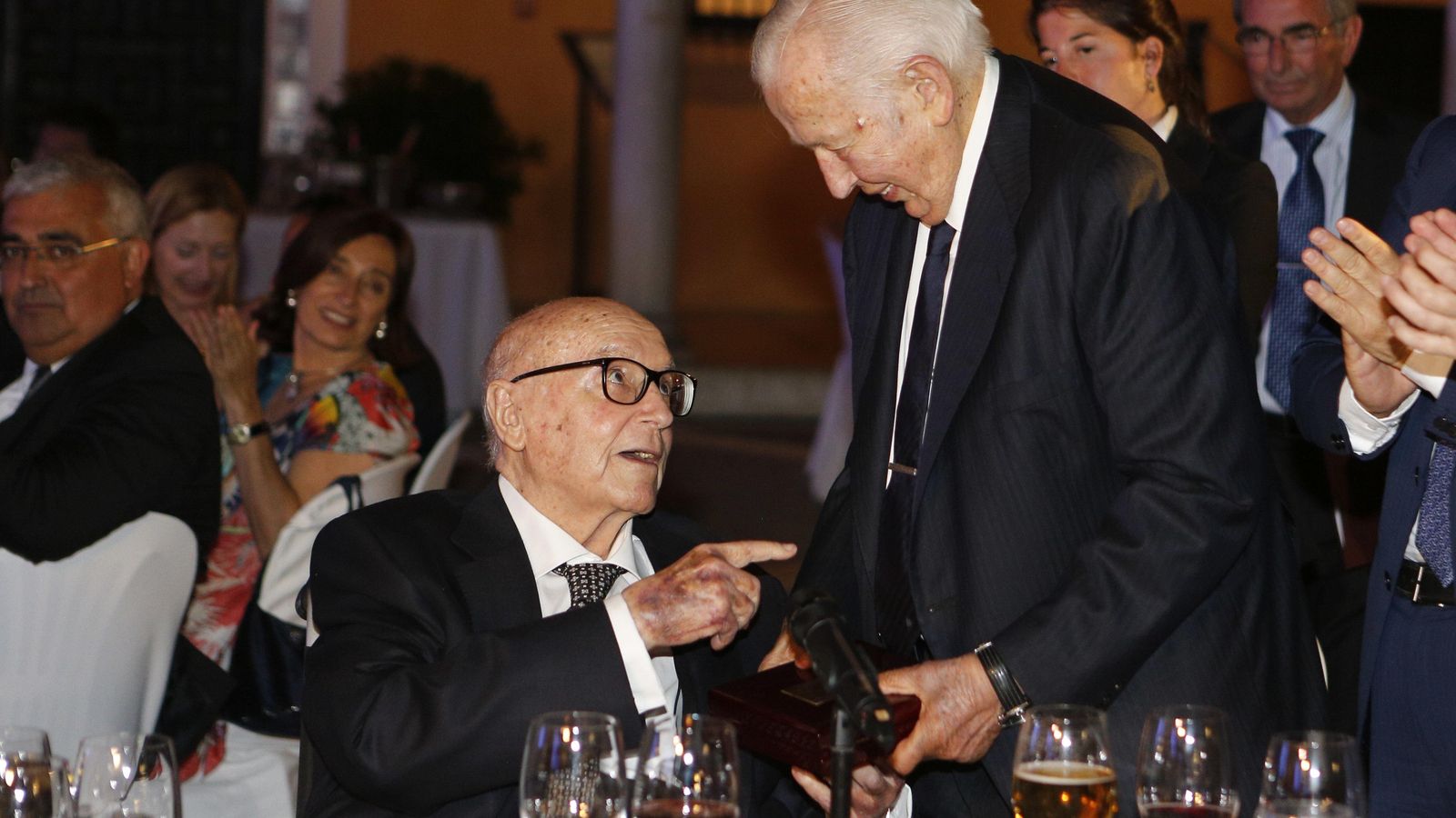 Manuel Clavero entrega el galardón a Manuel Olivencia, durante el acto celebrado en el Alcázar