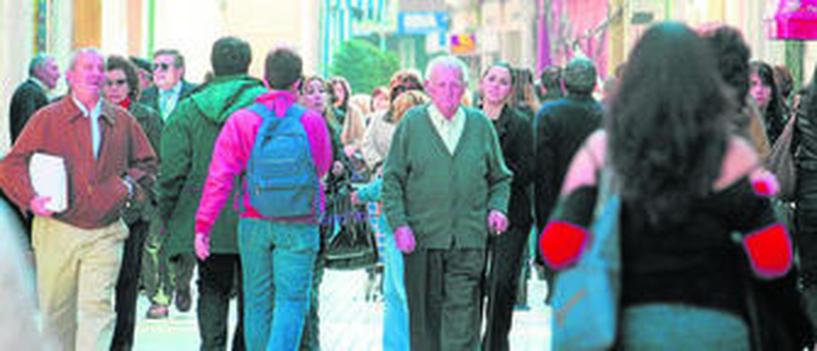 La calle Concepción de la capital onubense, repleta de gente por la mañana.