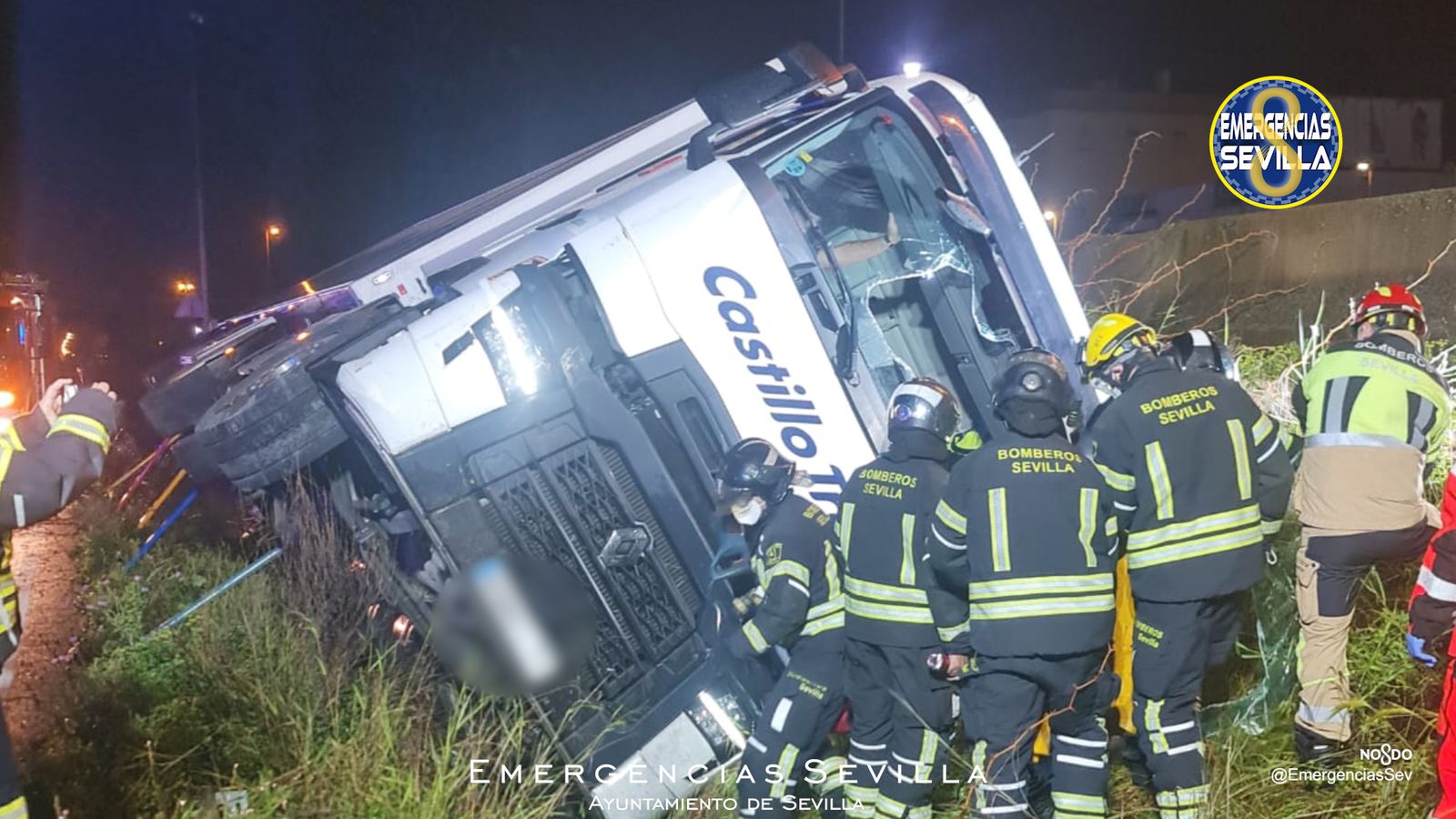 Vuelca un camión en la A-92a la altura de Torreblanca y provoca un aparatoso accidente
