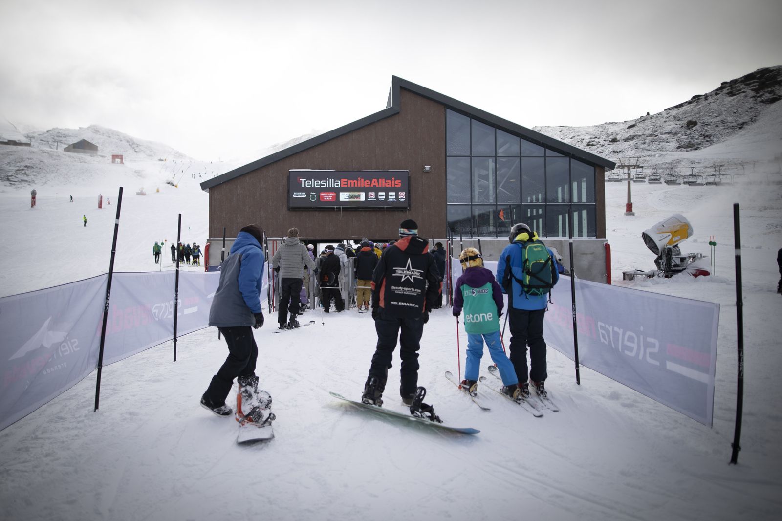 Varios deportistas hacen cola para acceder al nuevo telesilla Emille Allais