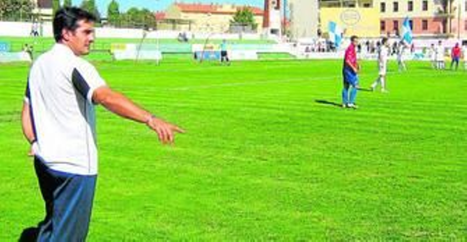 Raúl Procopio da instrucciones durante un partido.