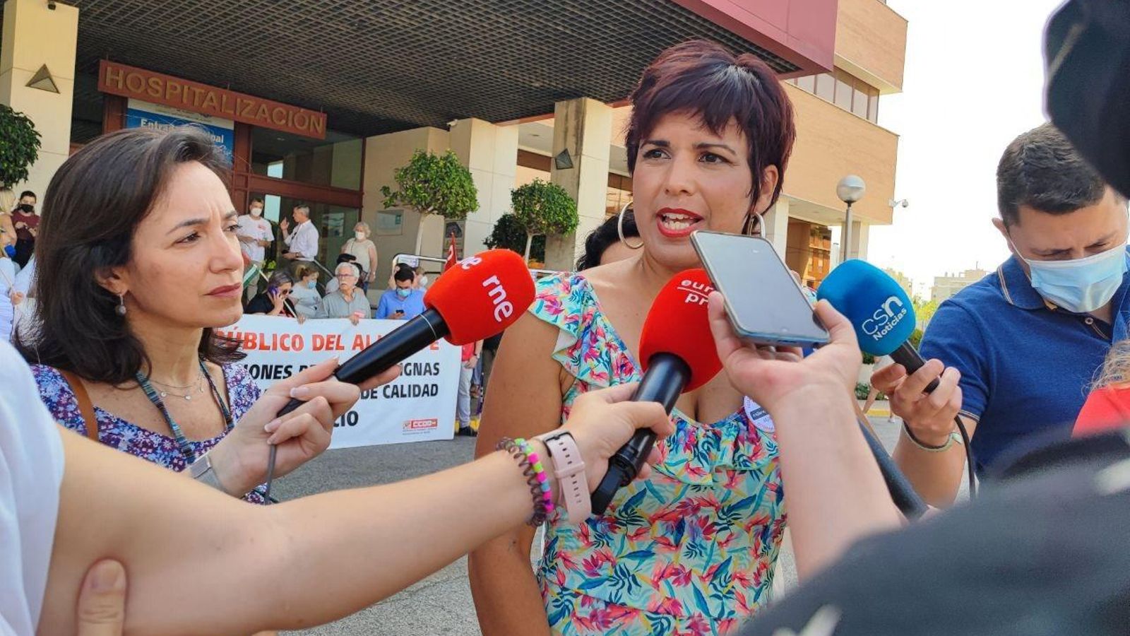Teresa Rodríguez, en una concentración en el hospital del Aljarafe de Bormujos (Sevilla) Teresa Rodríguez, en una concentración en el hospital del Aljarafe de Bormujos (Sevilla)