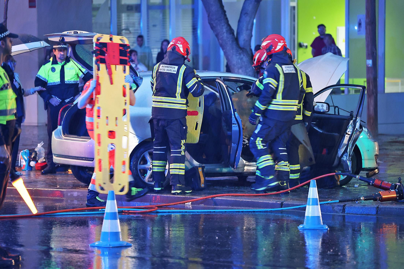Las espectaculares imágenes del rescate de una persona en un accidente de tráfico en Huelva