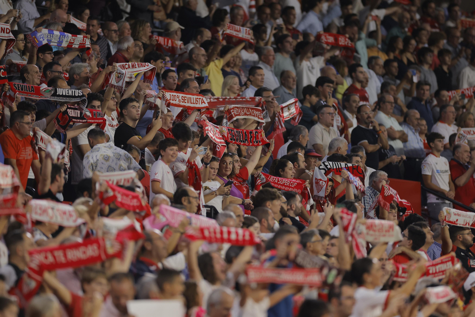 Búscate en las fotos del Sevilla-Rayo
