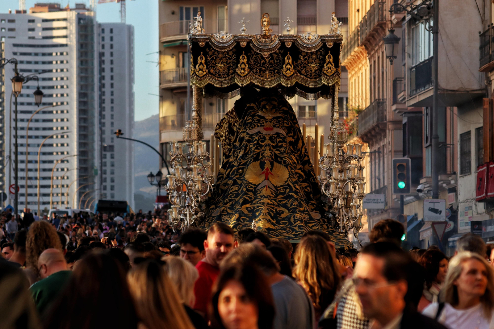 Fusionadas en su procesión del Miércoles Santo en Málaga, en fotos