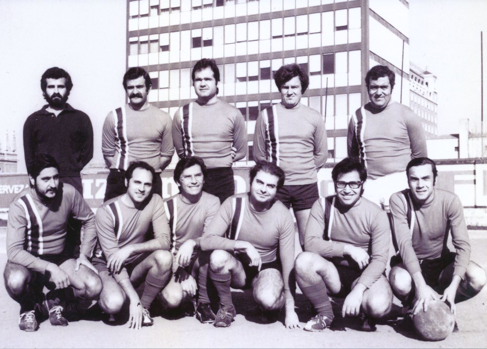 Arriba, Pedro y José Rodríguez de la Borbolla, Manuel Chaves, Javier Pérez Royo y Antonio Martín Valverde. Abajo, Manuel Ramón Alarcón, Ramón López, Emilio Pérez, Luis Humberto Clavería, Ángel López López y José León Castro; todos profesores de Derecho.