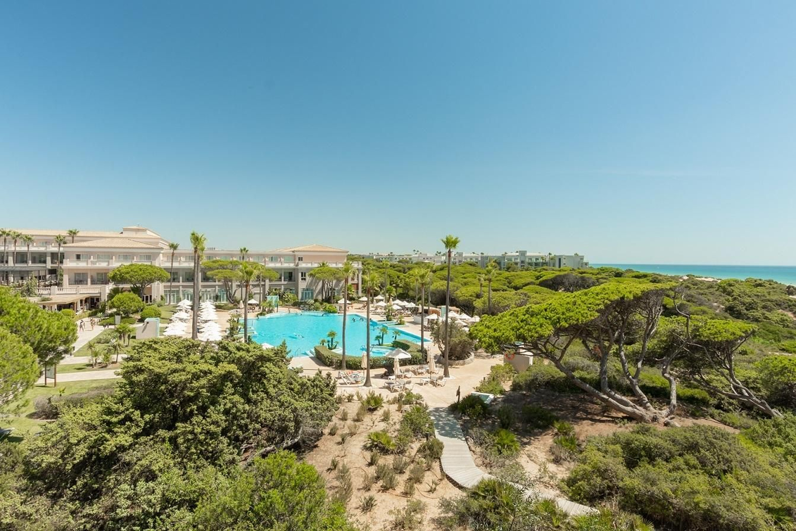 Vista aérea de una de las piscinas del hotel Valentin Sancti Petri.