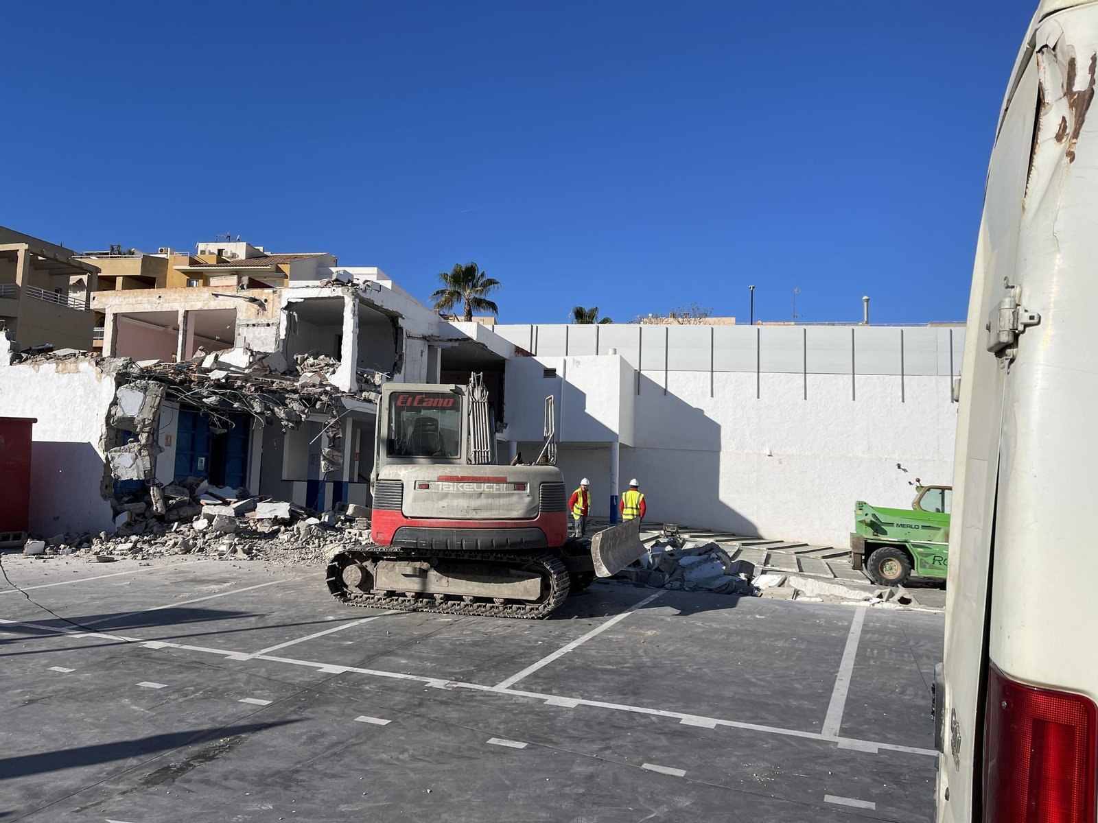 Las imágenes de la demolición del cine Tenis de Garrucha