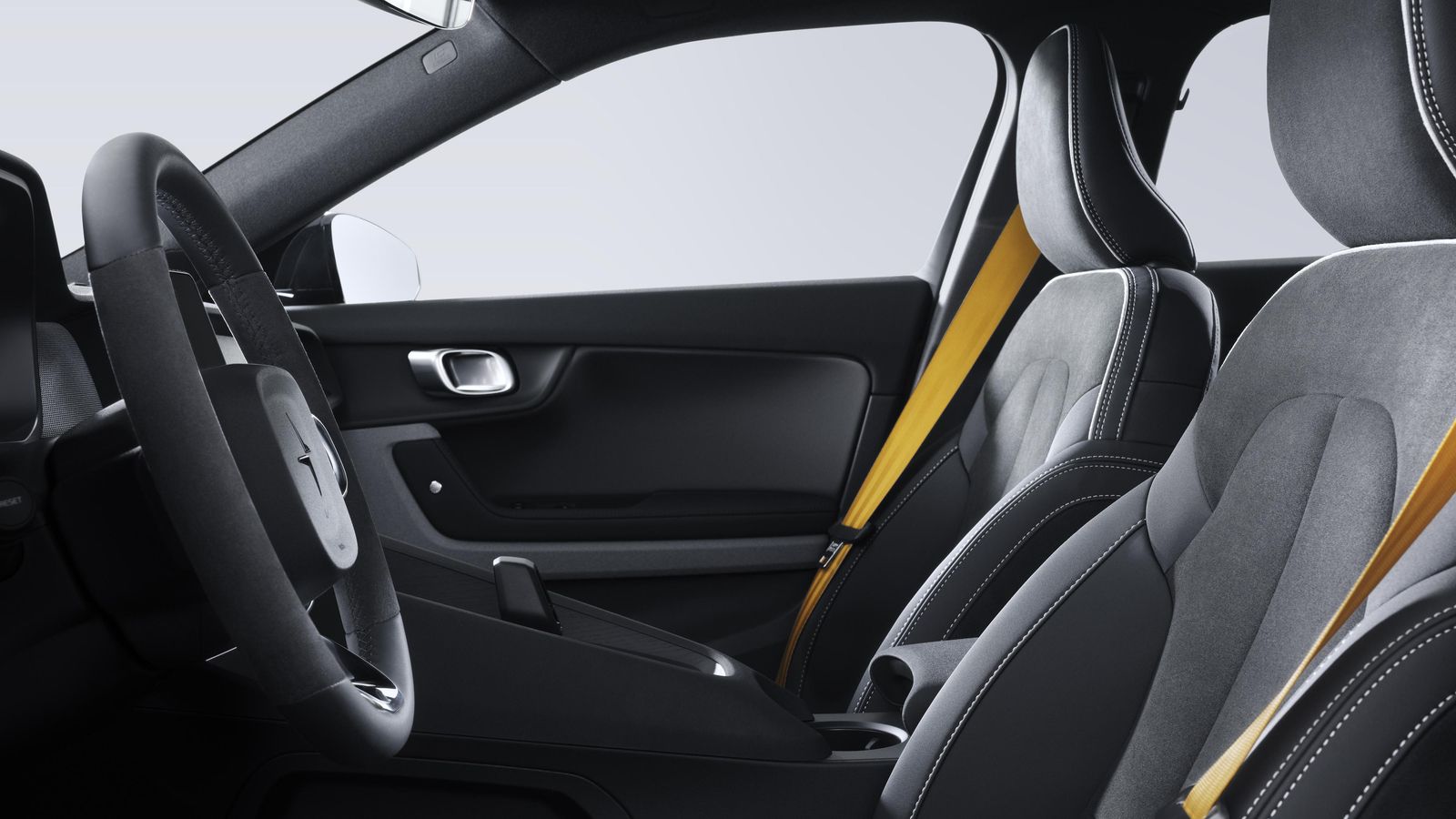 Materiales como el MicroSuede en los asientos o el Nubuck en el volante distinguen a estos Polestar 2 de otros. Materiales como el MicroSuede en los asientos o el Nubuck en el volante distinguen a estos Polestar 2 de otros.