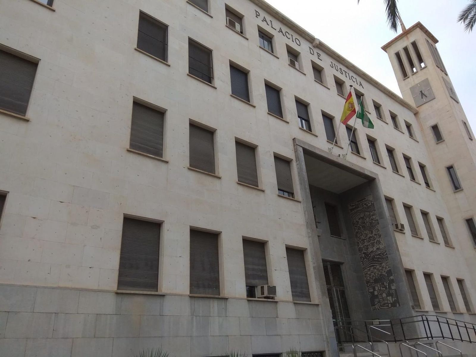 La Fiscalía de Almería pide siete años de cárcel a un hombre y su hijo acusados de estafar con venta de vehículos robados