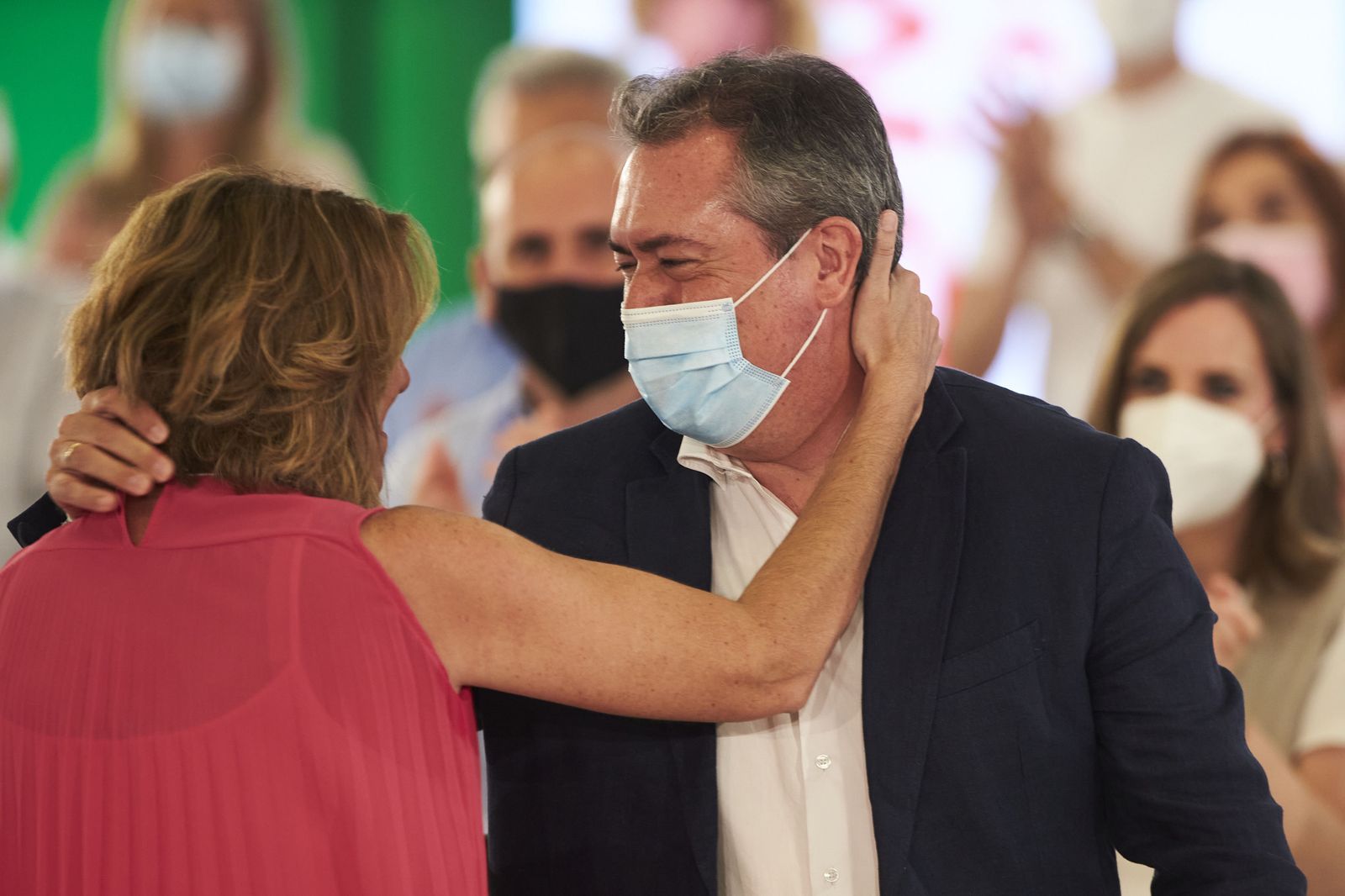 Susana Díaz y Juan Espadas se abrazan en el Comité Director del PSOE andaluz.