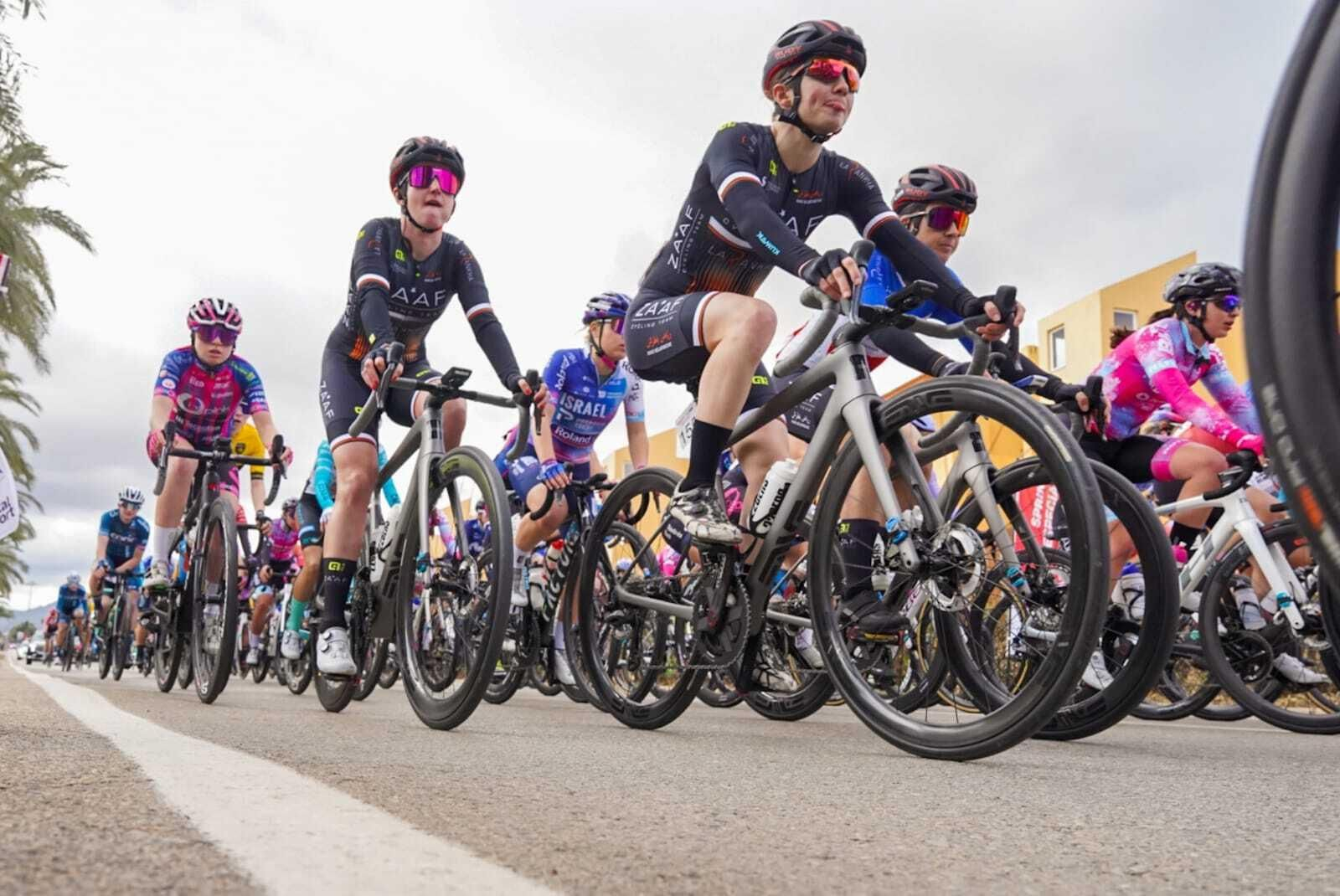 El pelotón de la Women Cycling Pro Costa de Almería el año pasado.