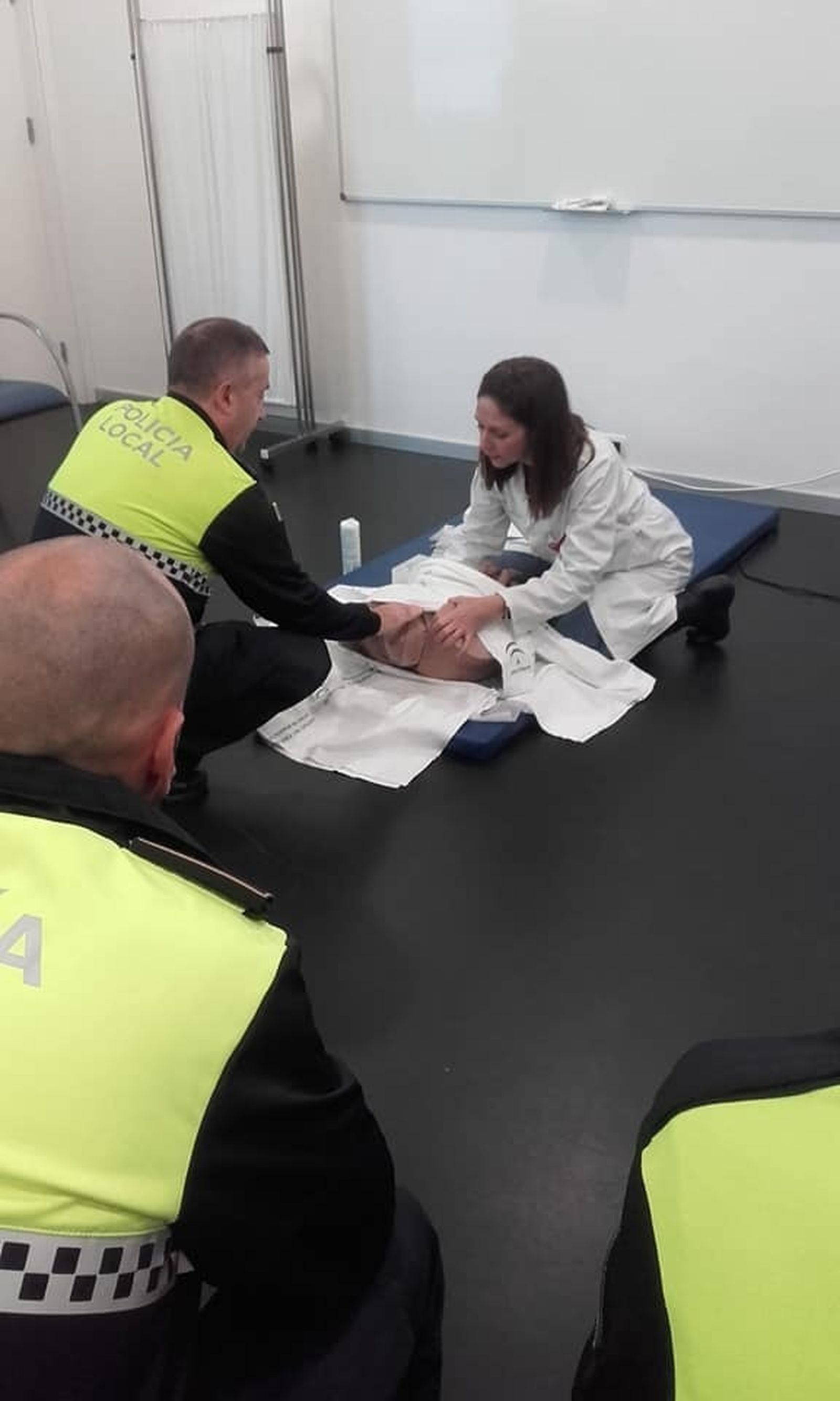 Un policía local recibe las explicaciones de la formadora.