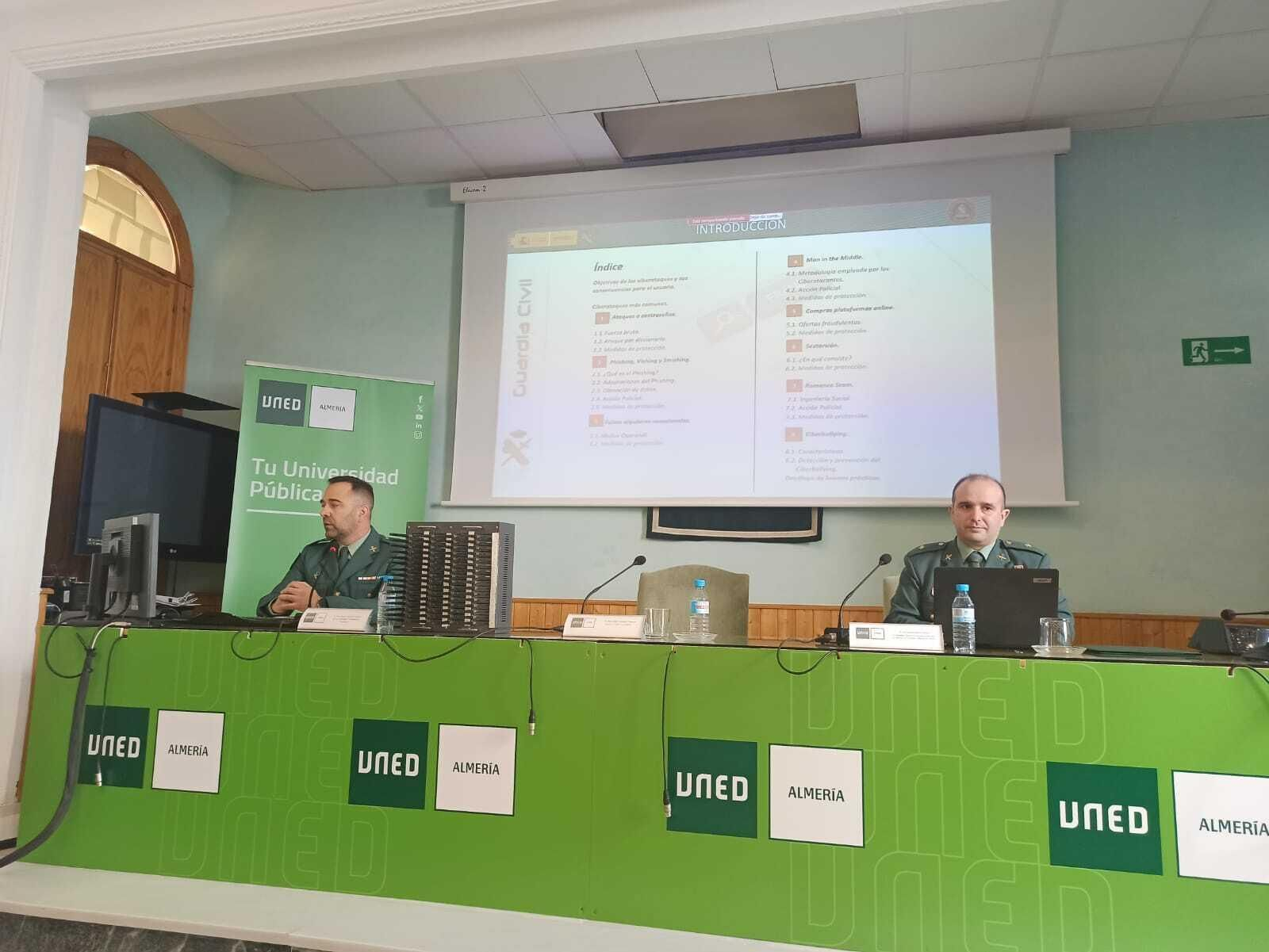 El agente José Manuel Morales, del equipo @ de Guardia Civil, con el comandante Zalvide