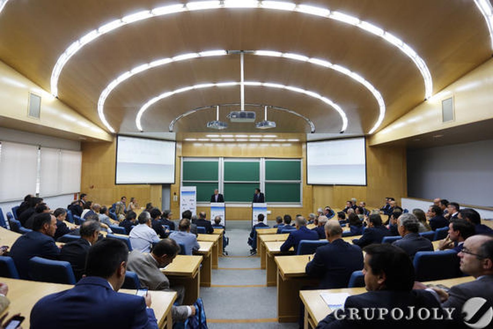 Numerosos empresarios y profesionales andaluces llenaron la sala donde se presentó el informe. / J. Albiñana