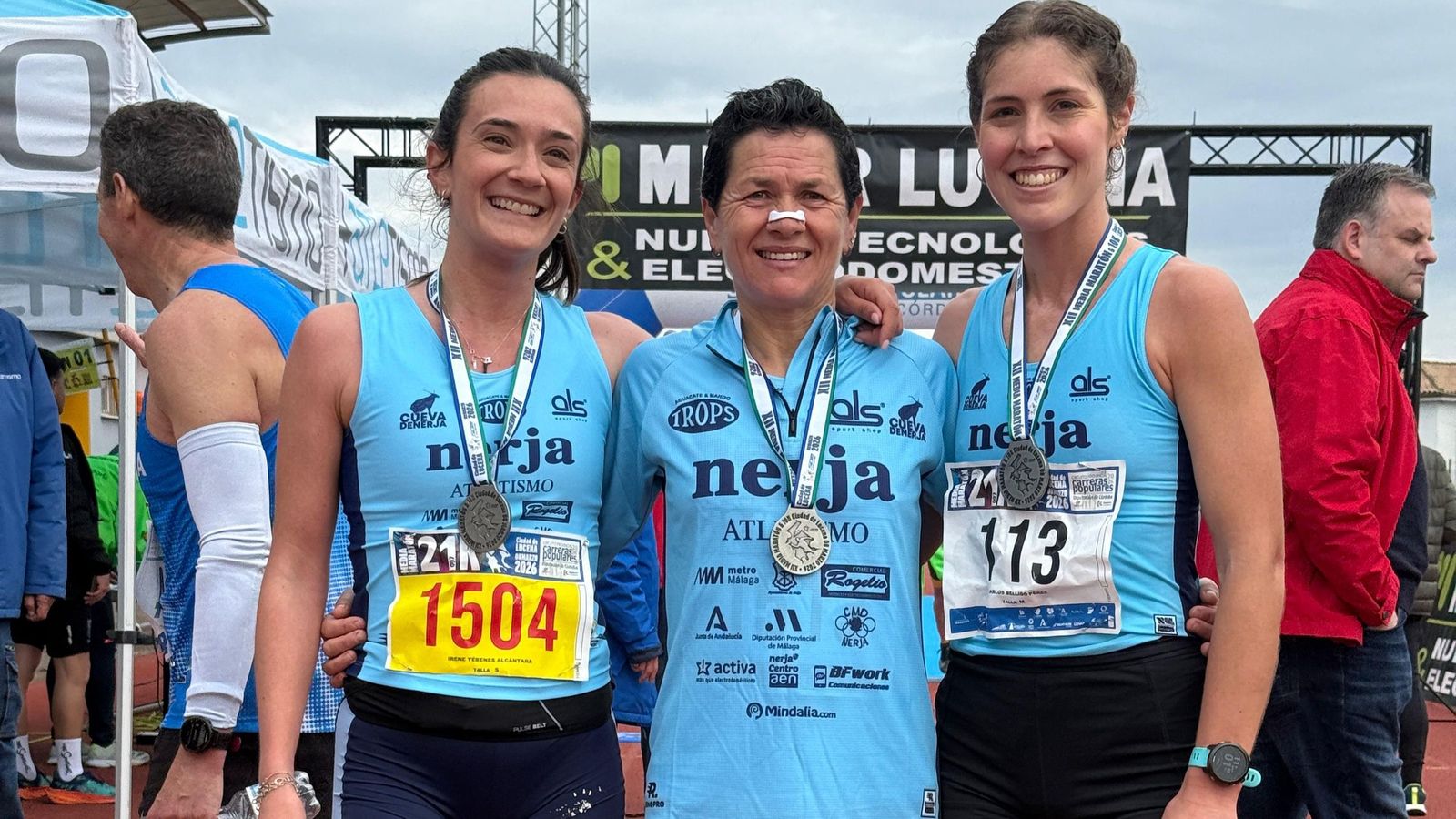 Lola Chiclana posa junto a María del Mar Marqués e Irene Yébenes.