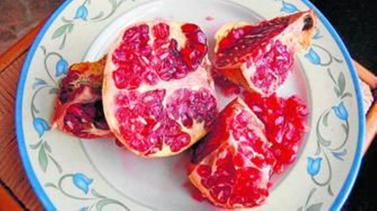 La granada mejora la anemia por su alto contenido en hierro.