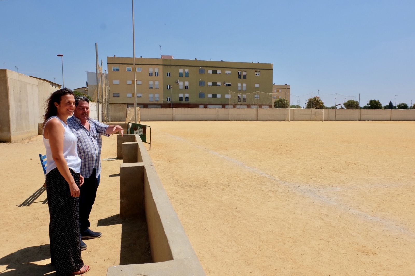 María José Pulido con los representantes del Club Pérez Cubillas.