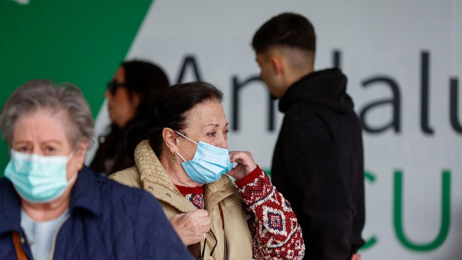 Varias personas con mascarilla en el exterior del Hospital Clínico.