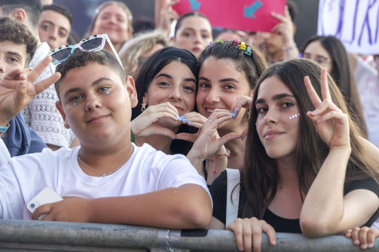 Búscate en las imágenes del concierto de Emilia en Concert Music Festival