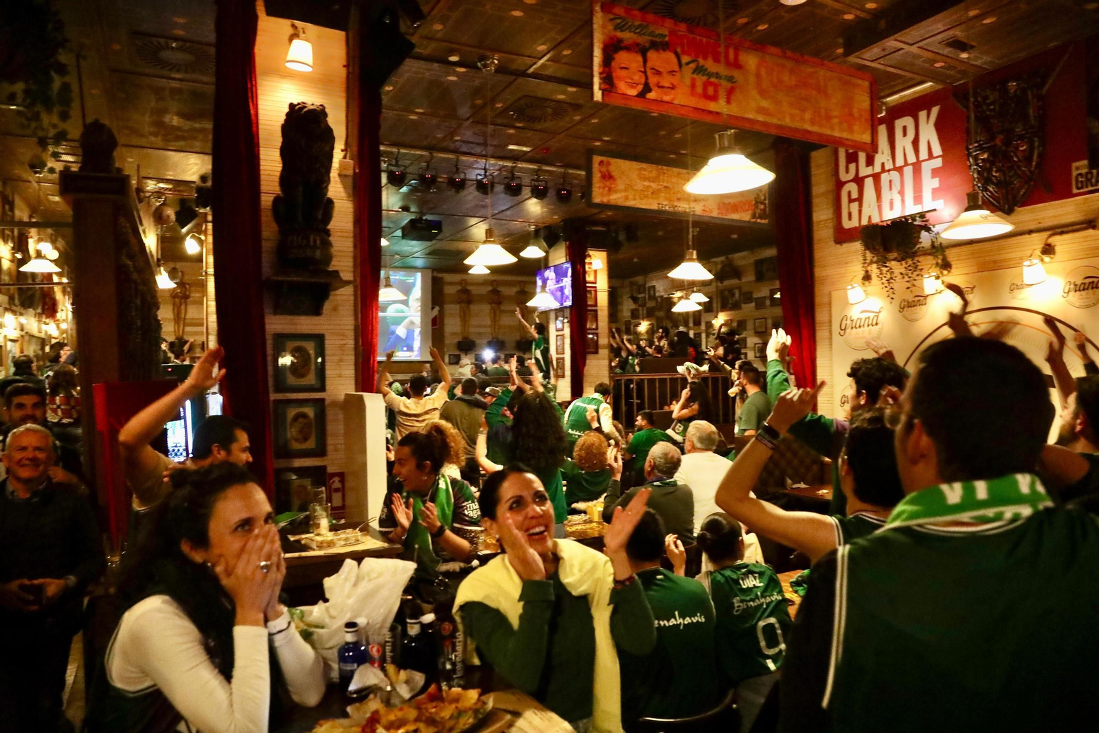 La fiesta de Le Grand Café con el Unicaja: "¡Campeones, campeones!"