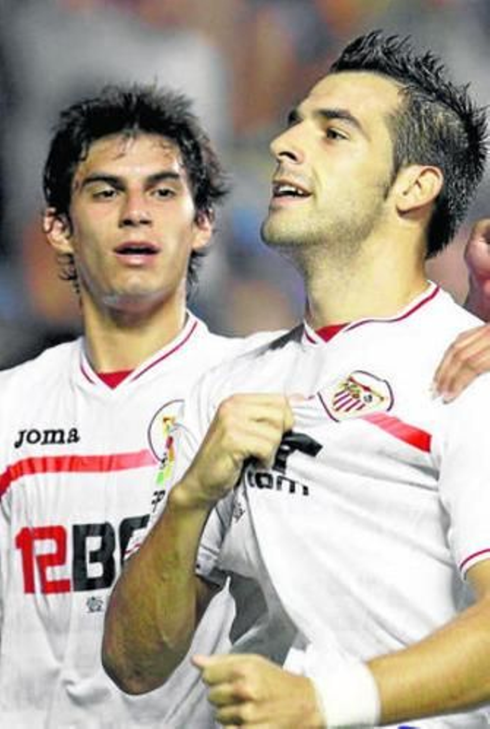 Álvaro Negredo celebra el segundo gol sevillista ante Diego Perotti.