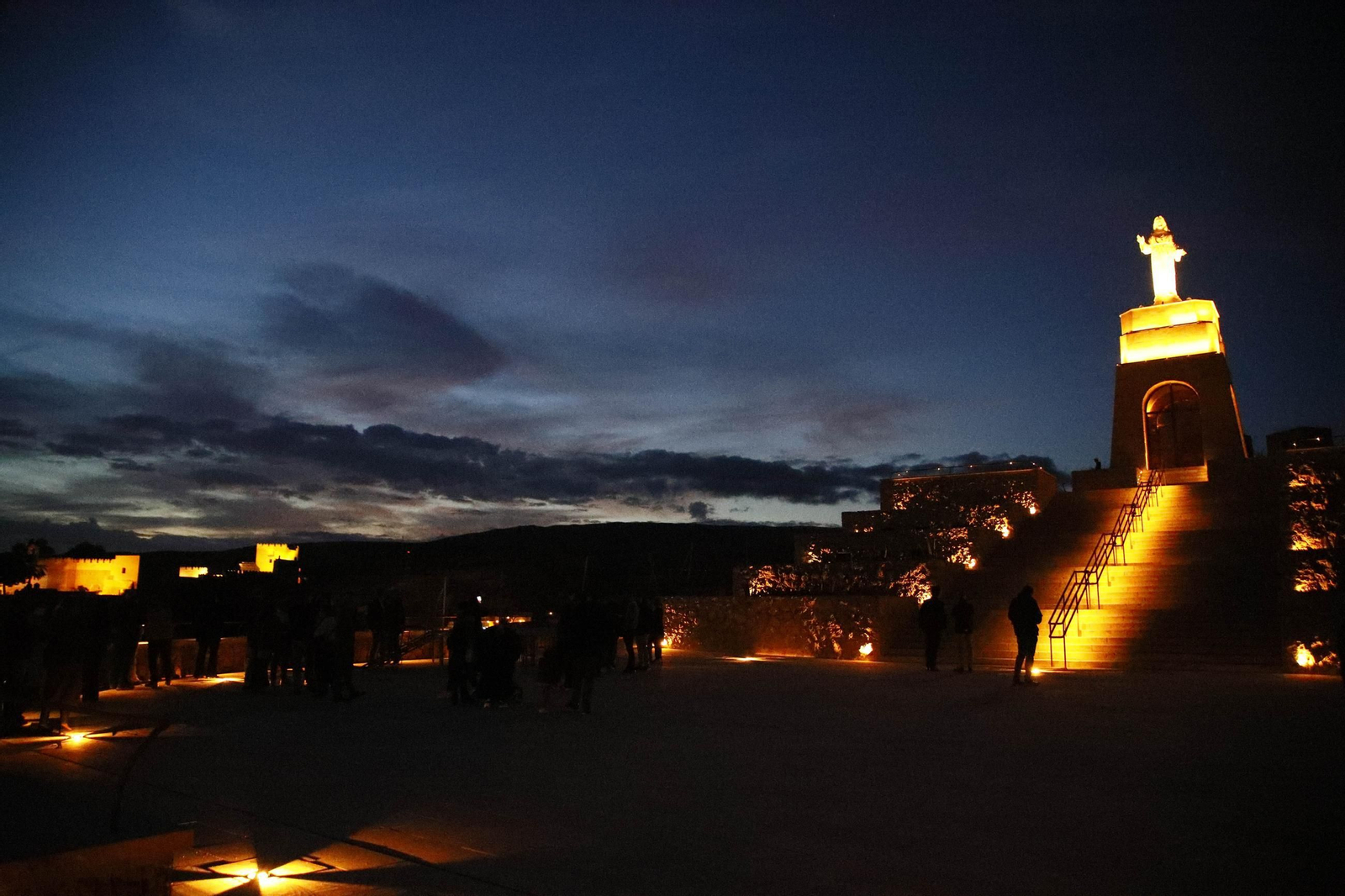 Las mejores imágenes del encendido de luces en el Cerro de San Cristobal de Almería