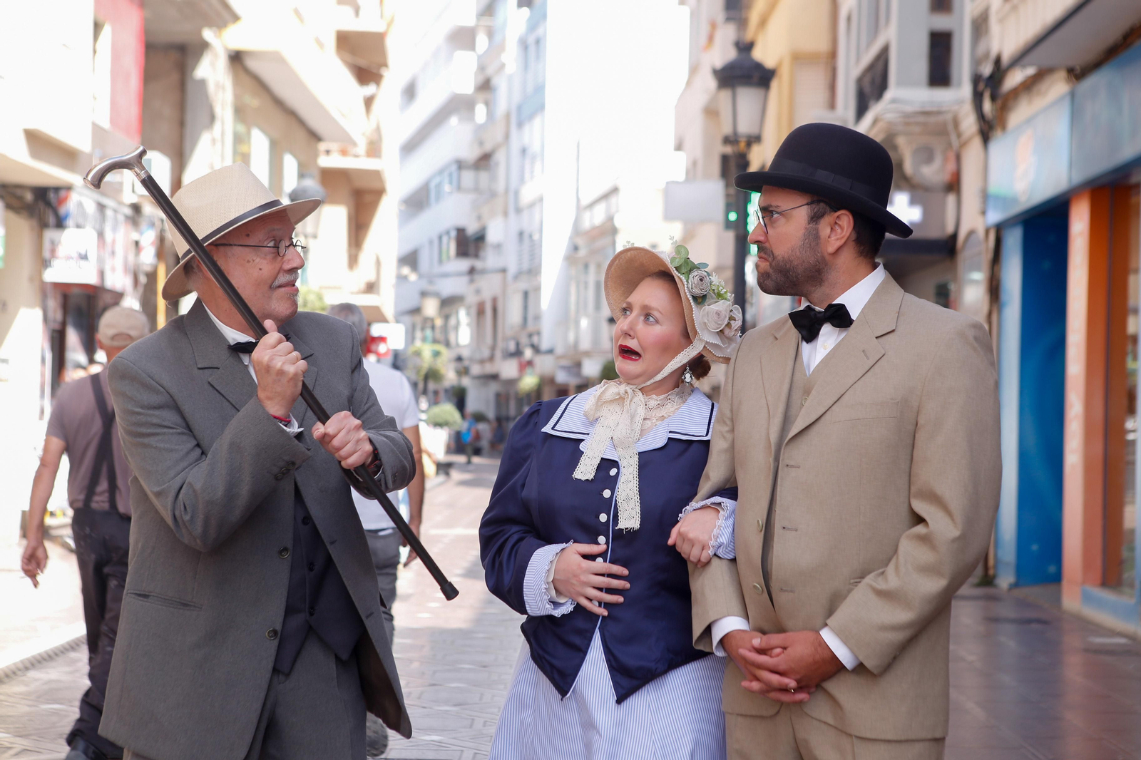 Los personajes de la novela Ulises de James Joyce pasean por La Línea, en imágenes