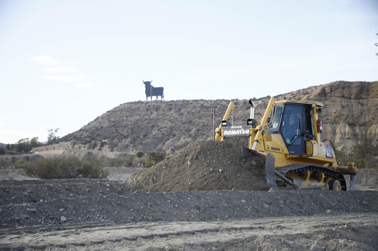 Las imágenes de la visita las obras de restauración hidrogeomorfológica y de naturalización del cauce del río Andarax, en Rioja