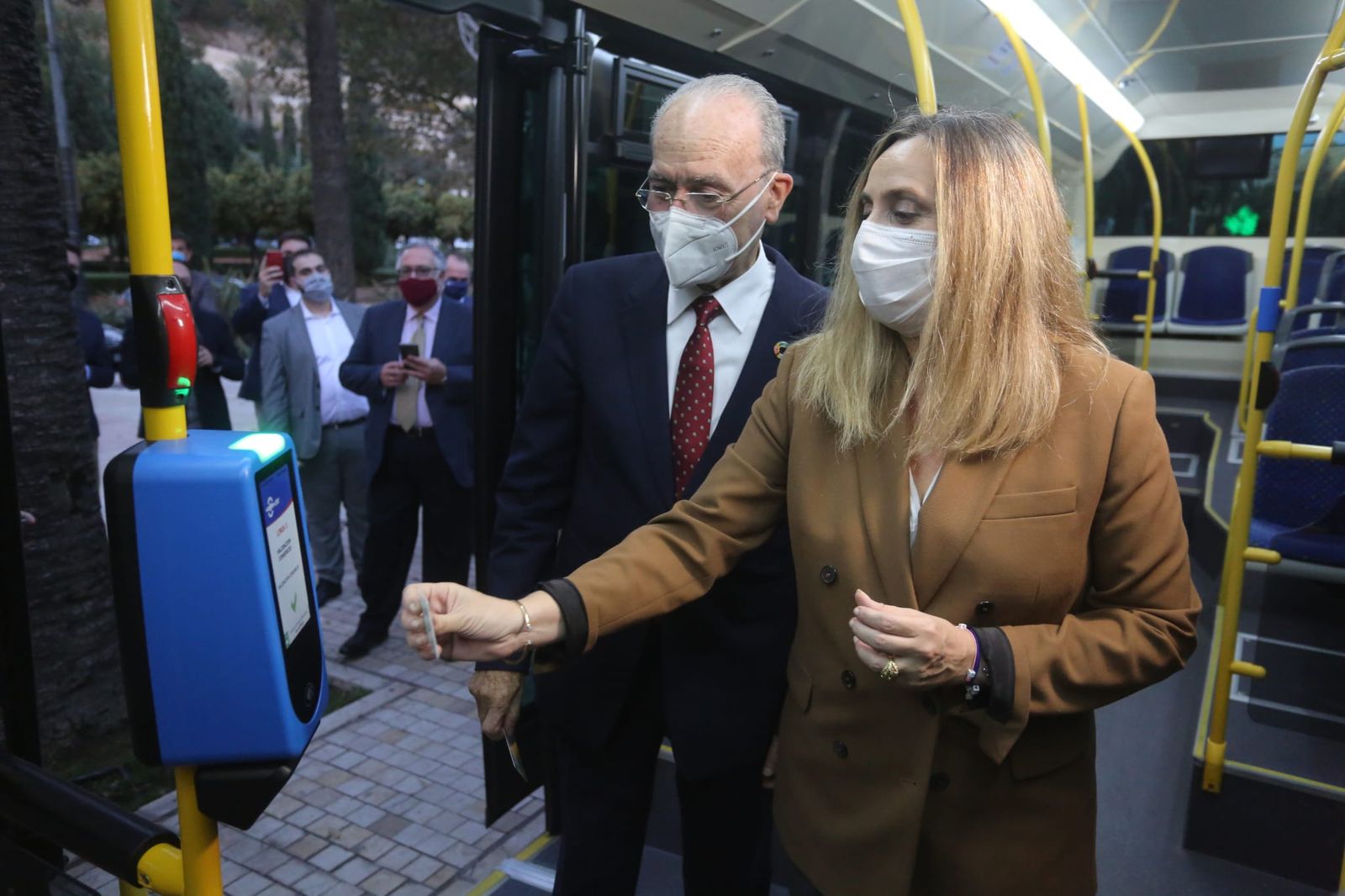 Francisco de la Torre y Marifrán Carazo prueban el nuevo sistema de pago en los autobuses urbanos de Málaga.