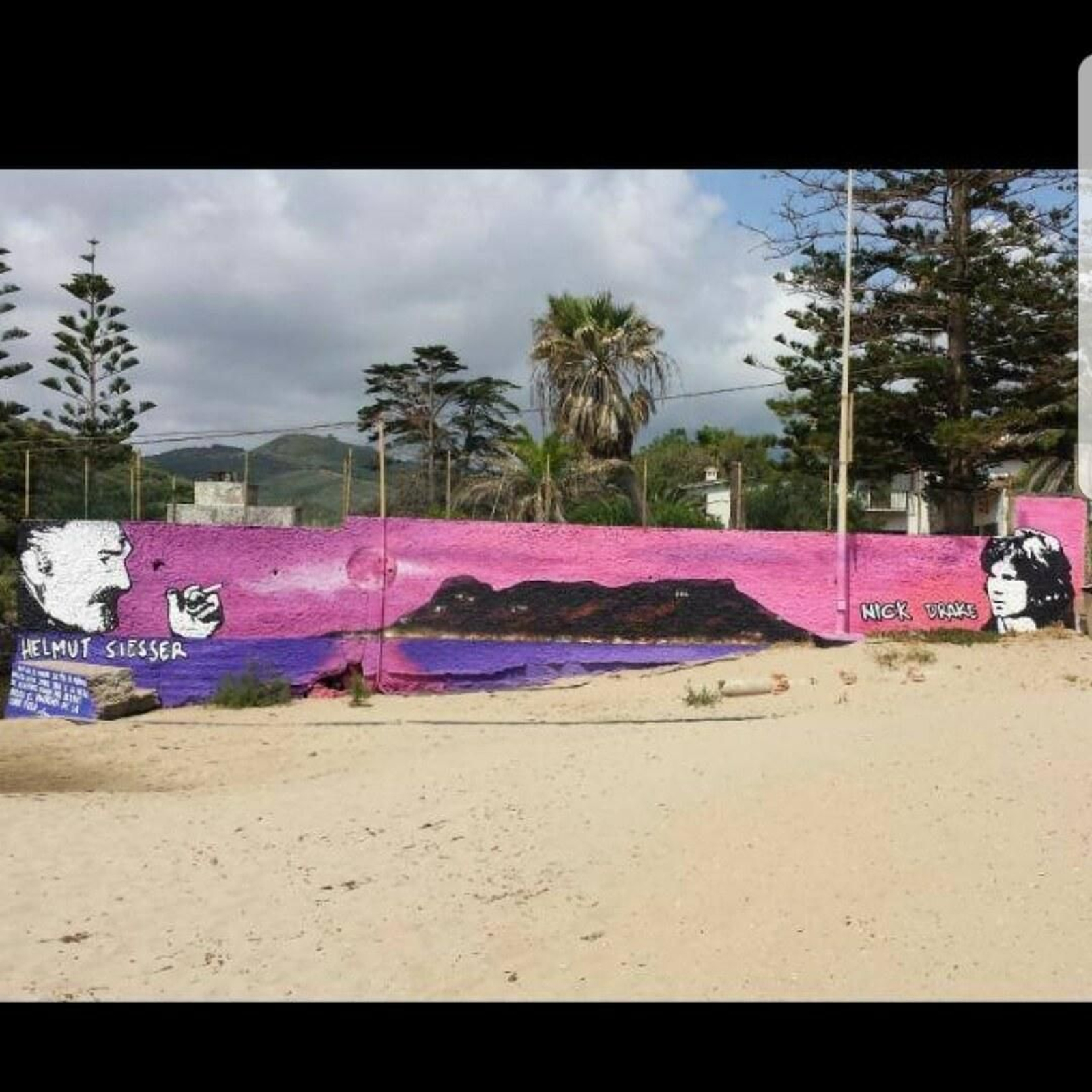 Un mural, obra de Juan Luis Vargas Caro, que ya está casi destruido en Getares. Un mural, obra de Juan Luis Vargas Caro, que ya está casi destruido en Getares.