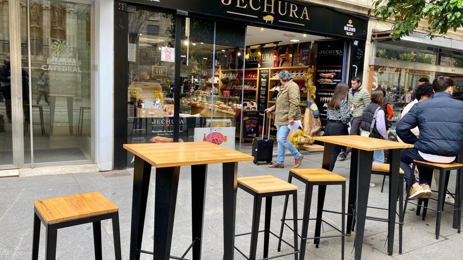 Veladores altos junto al carril bici y el del tranvía