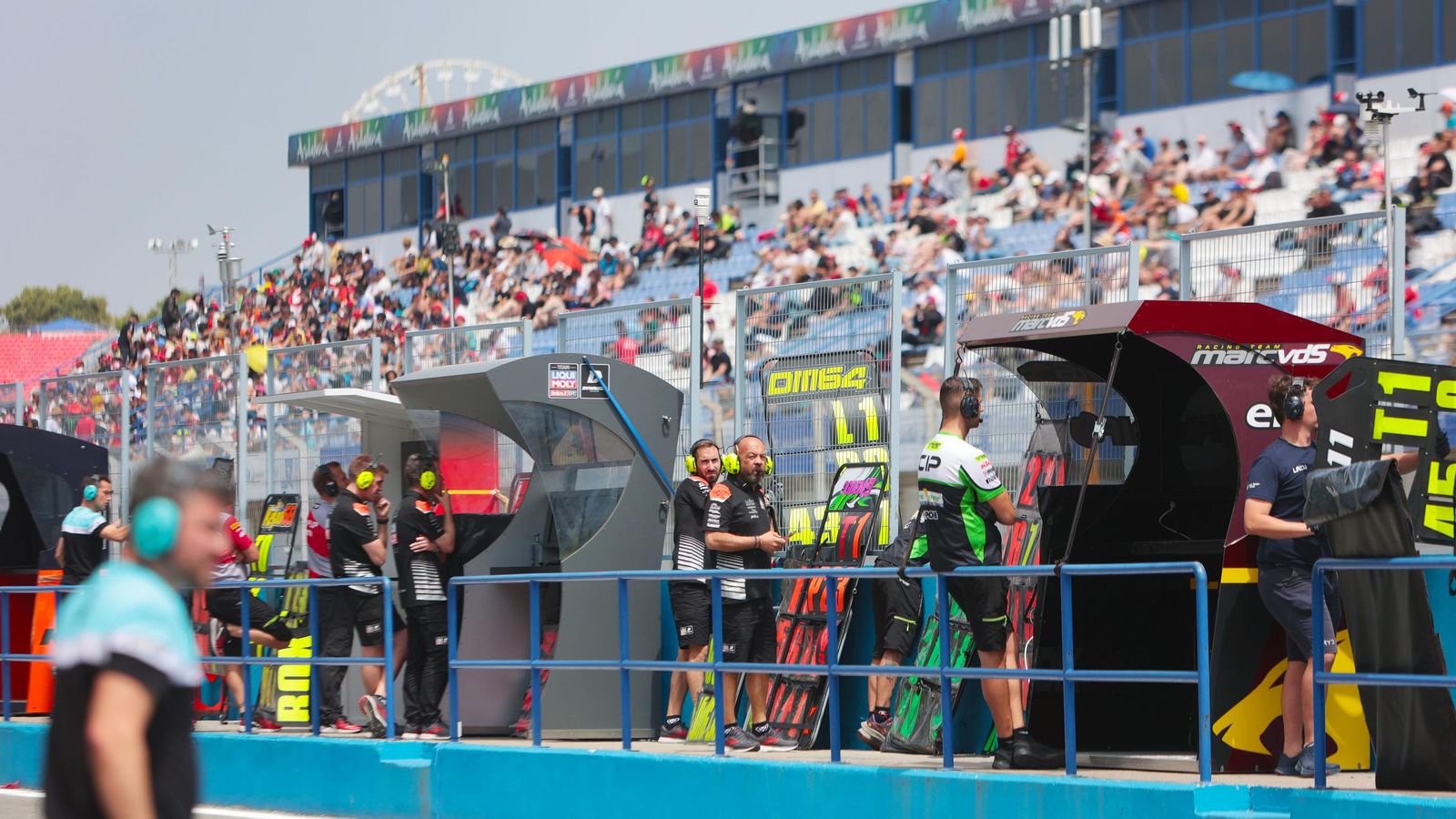 Imágenes de boxes en los entrenamientos del Viernes de Moto3 en Jerez