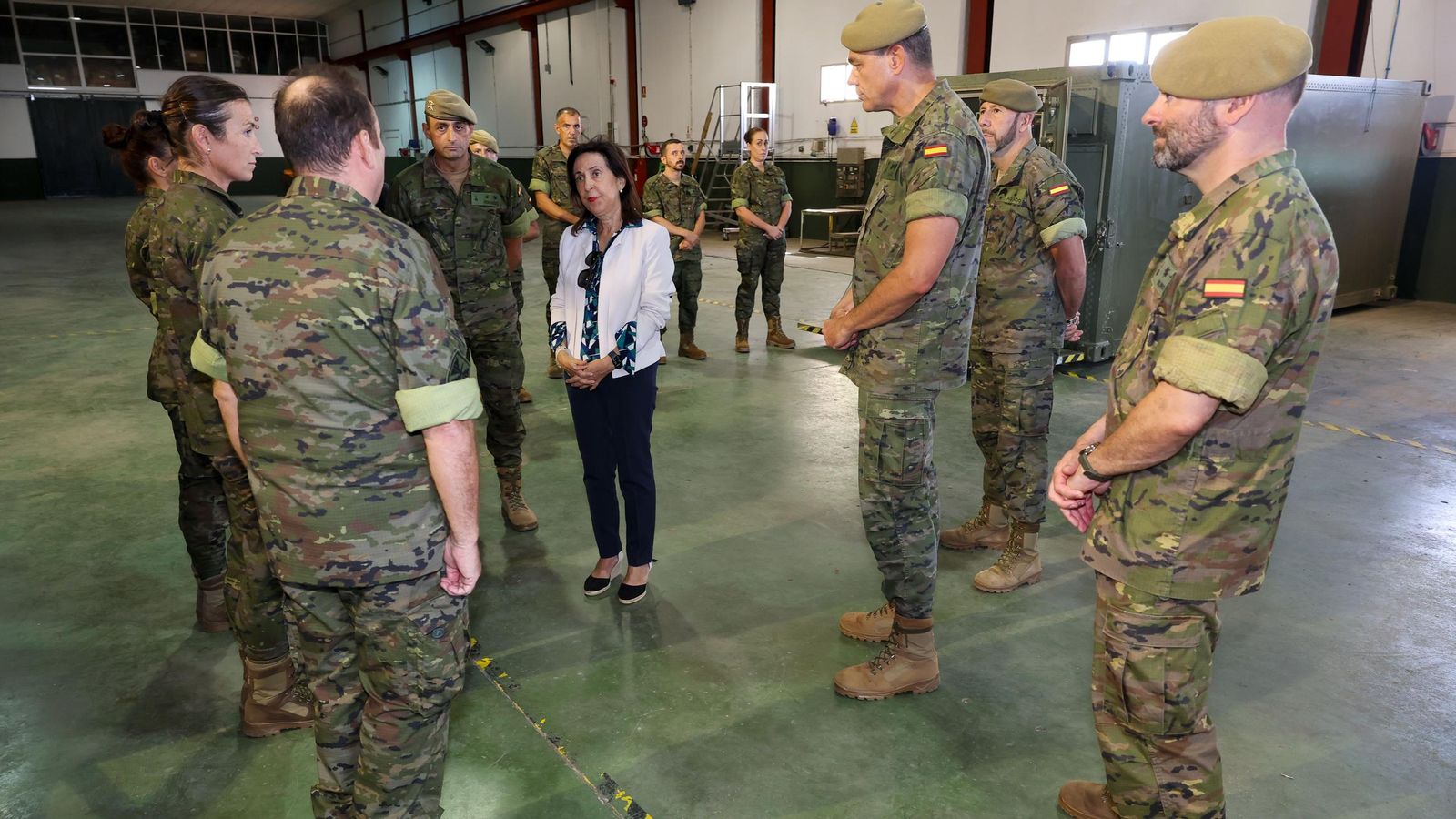 Margarita Robles, ministra de Defensa, durante su visita al Grupo Sam, en San Roque.