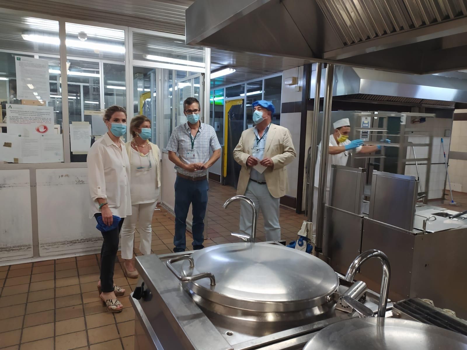 Ana Mestre visita la cocina del hospital Puerta del Mar.