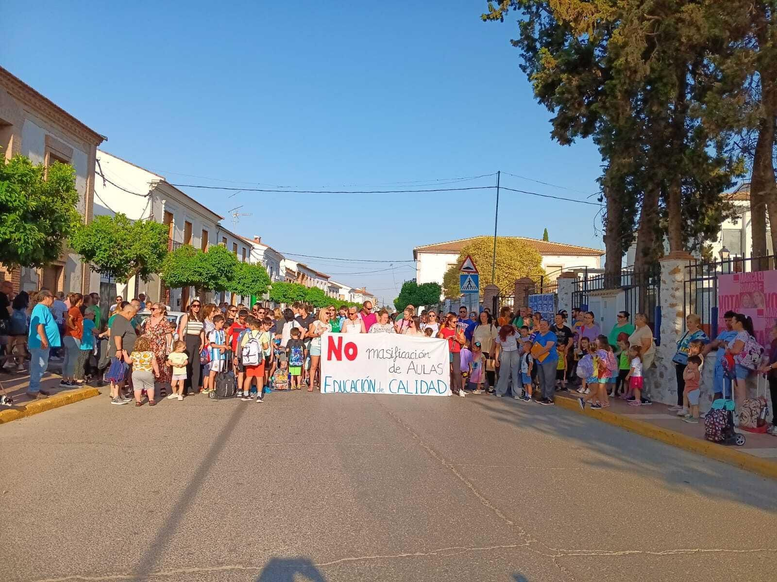 Protesta a las puertas del colegio de Humilladero.
