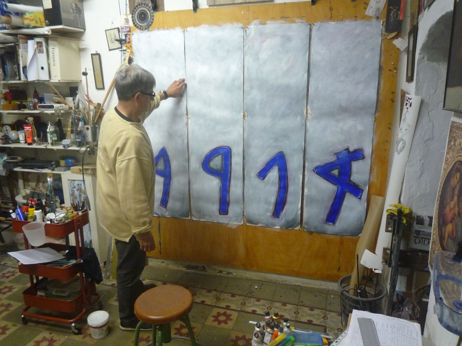 Miguel Ángel Valencia, con una de sus creaciones en su taller.