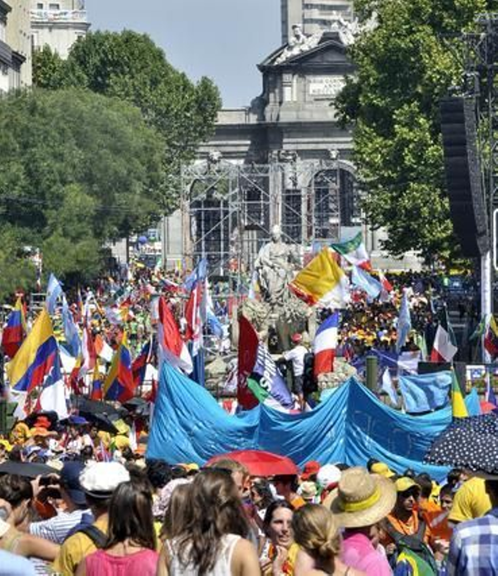 Calles llenas de gente esperando al Papa.

Foto: EFE
