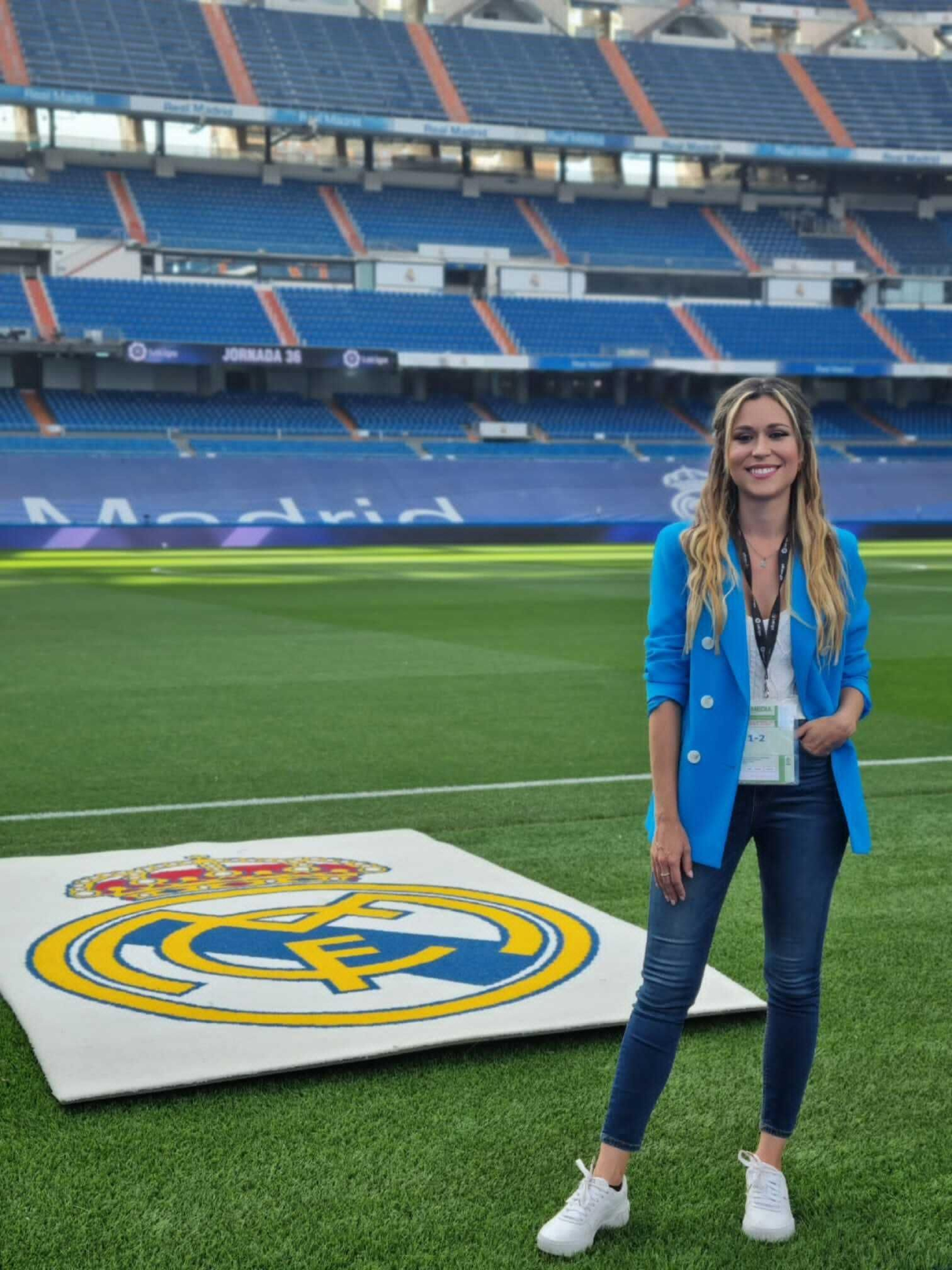 Ante el escudo de uno de sus equipos: el R. Madrid; el otro es el Almería.