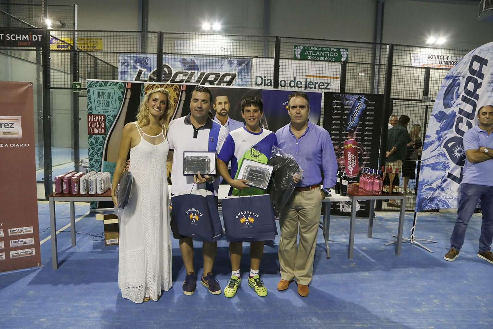 Jorge Bocanegra y Javi Leal, ganadores de la Primera Categoría masculina, junto a Rafael Navas, director de Diario de Jerez, en la entrega de premios.