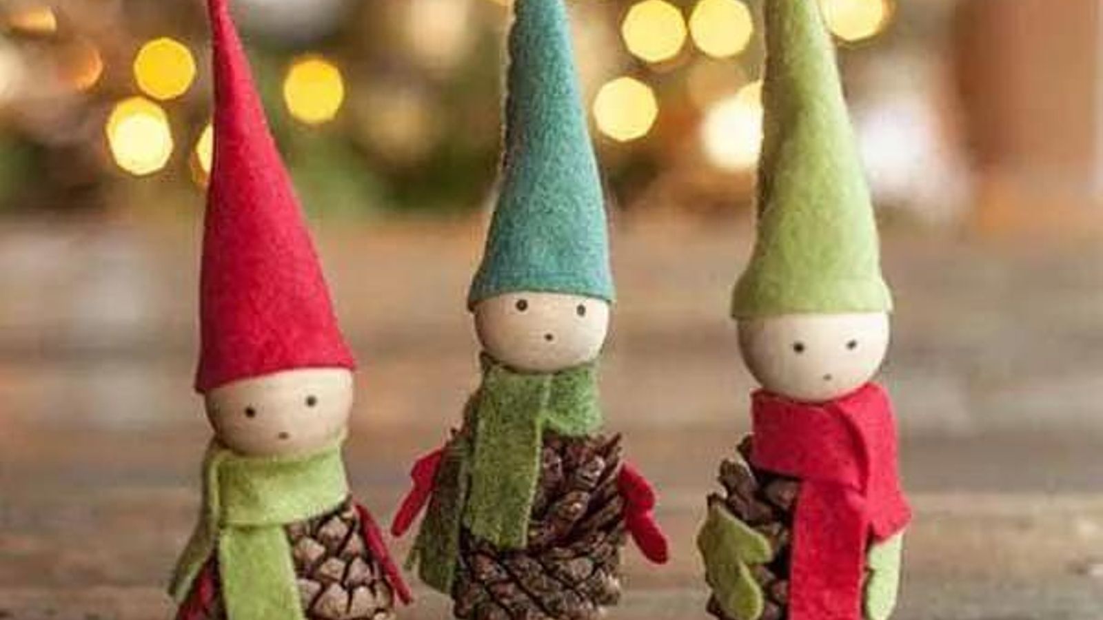 Duendes de Navidad con piñas.